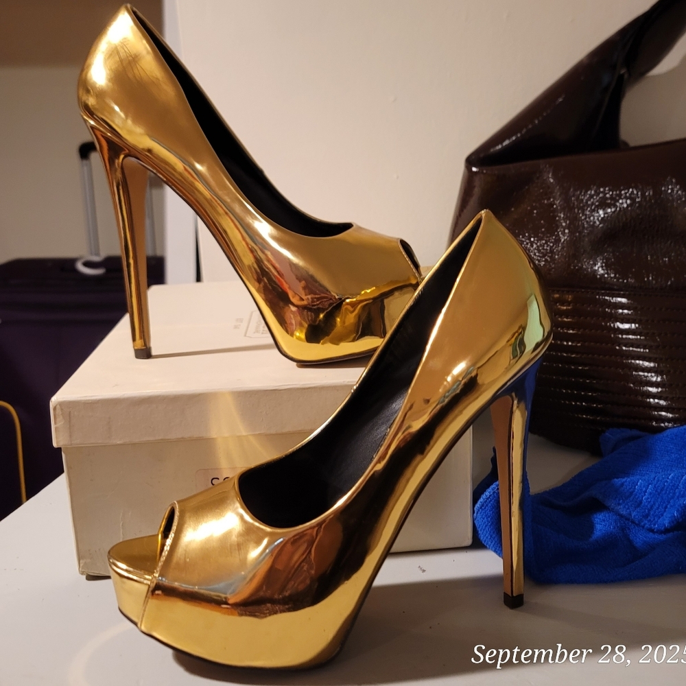 Liliana Gold Metallic Mirrored Platform Heel Peep Toe Pumps.